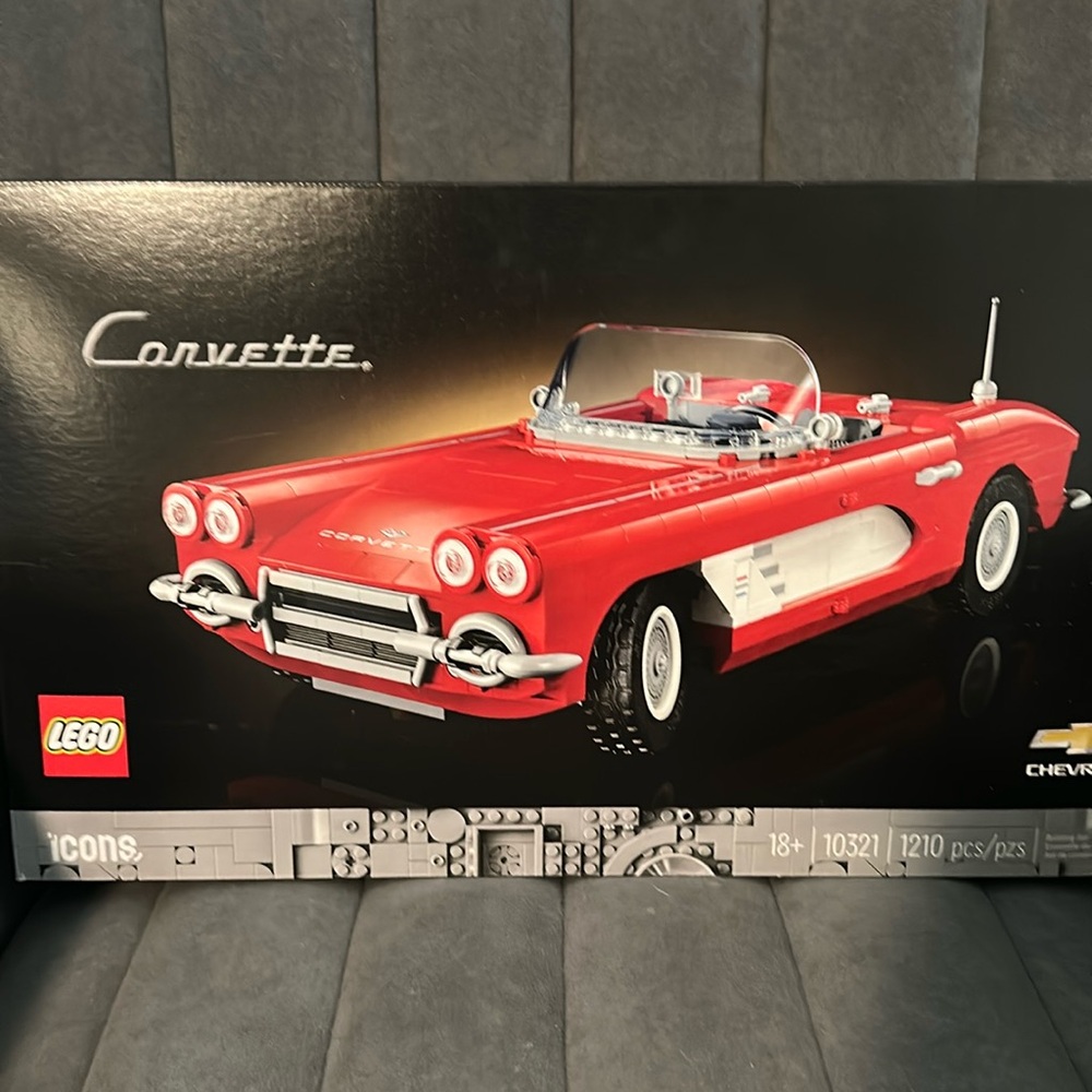 Lego Icons Corvette 10321 New Sealed Box. Small dent in box see pic.